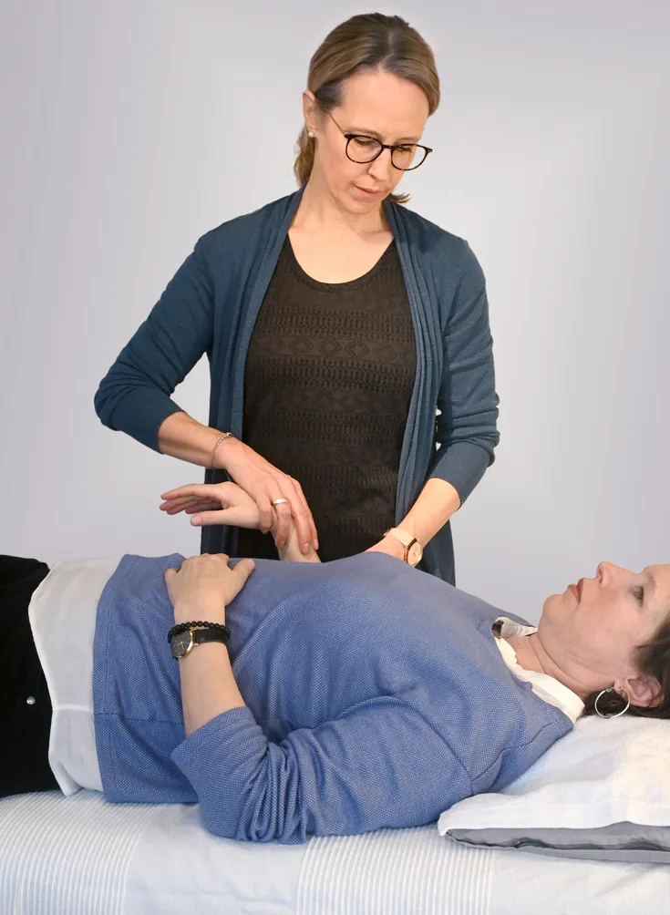 Kinesiologische Behandlung auf der Liege