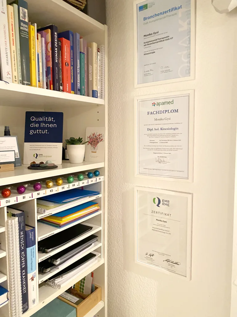 Diplome, Bücherregal, Klanggabeln